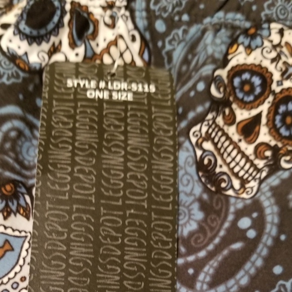 Skull Leggings Buttery Soft - Picture 3 of 4